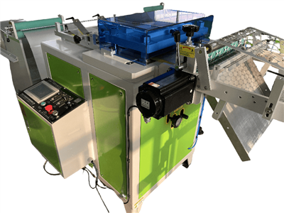 Die automatische Stanzmaschine schneiden